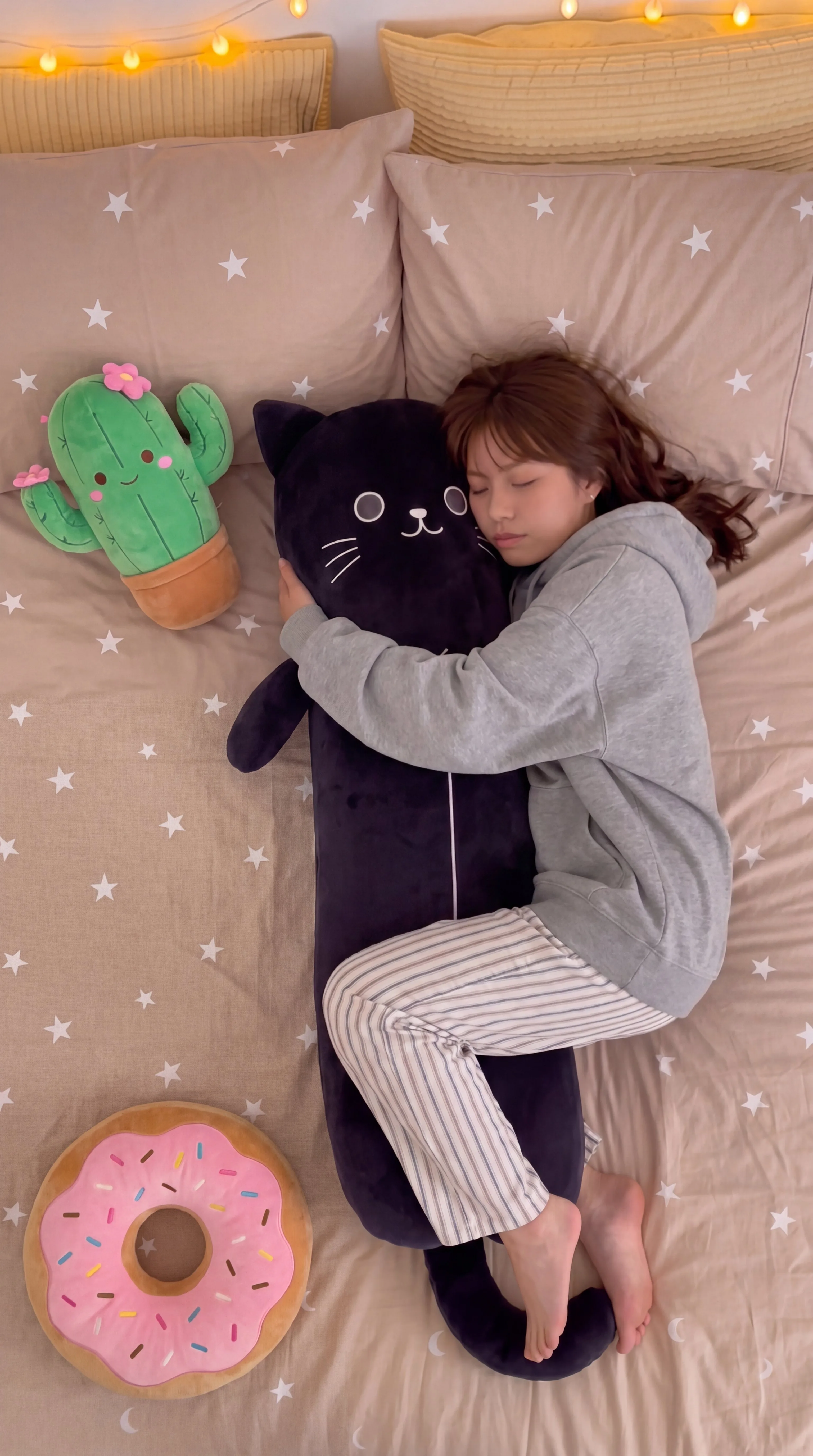 Sleeping with Mimi on starry bedding